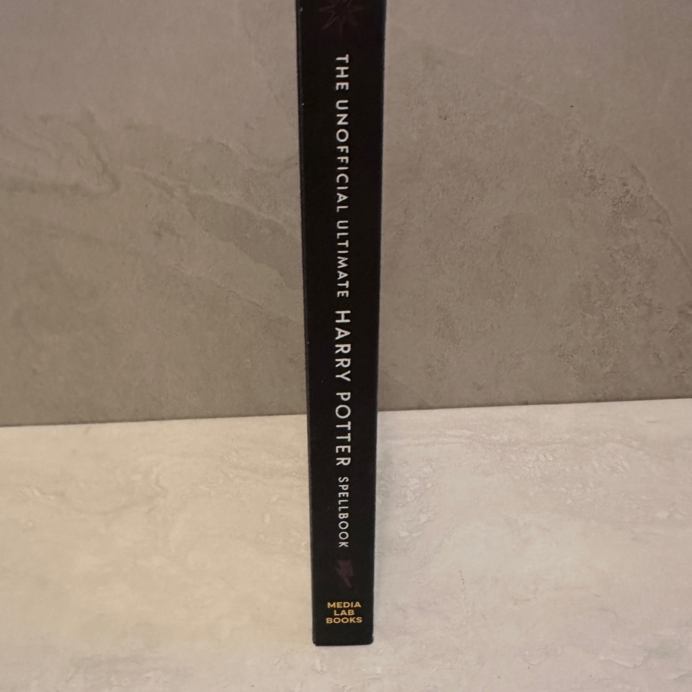 The Unofficial Ultimate Harry Potter Spellbook - Purple Cover - Picture 4 of 4